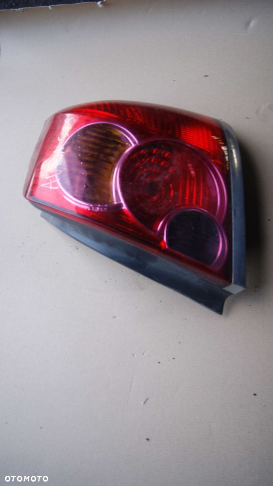 Lampy Toyota Avensis Tył - 3
