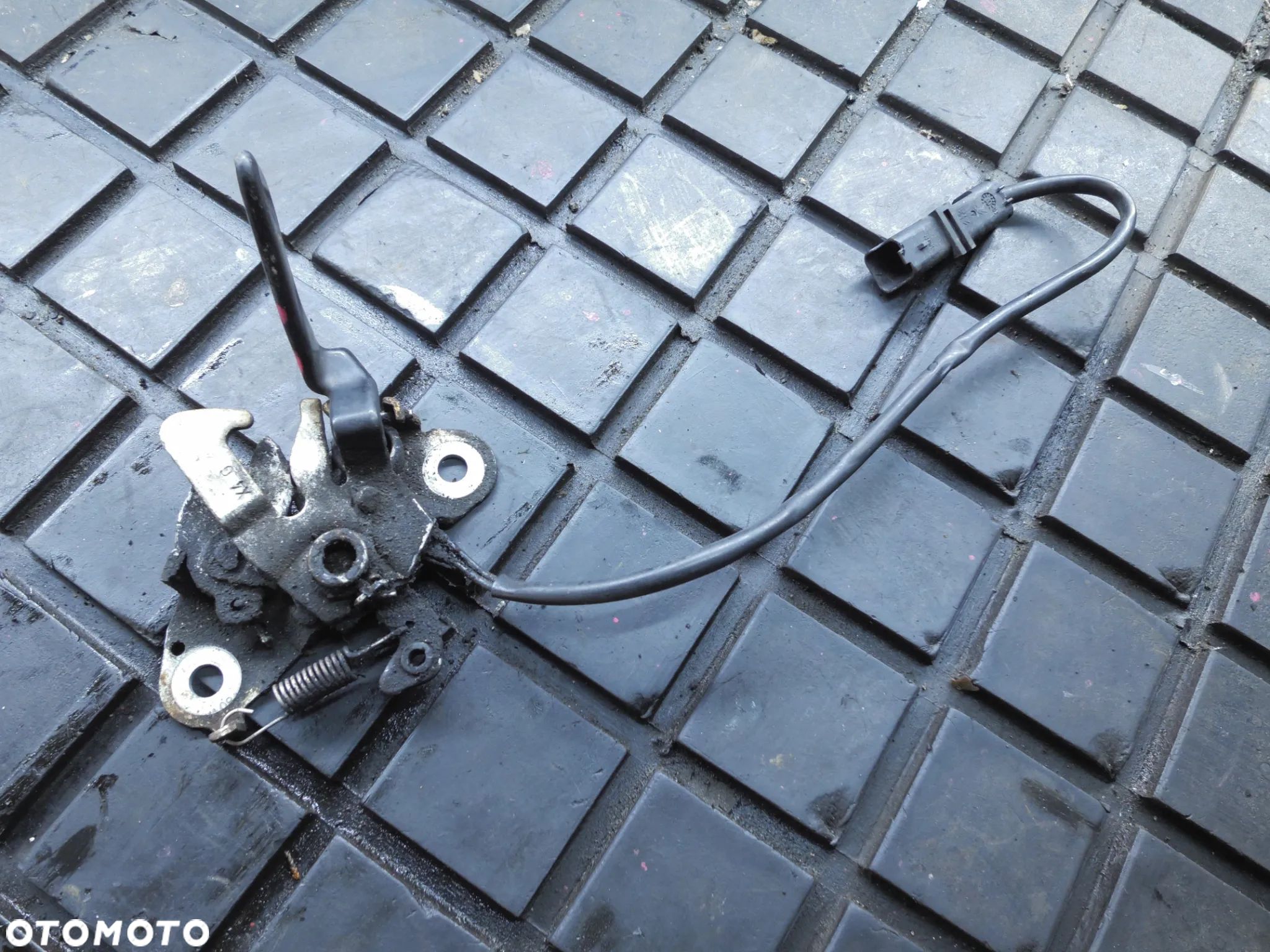 ZAMEK MASKI POKRYWY SILNIKA CITROEN C5 I 01-04 - 1