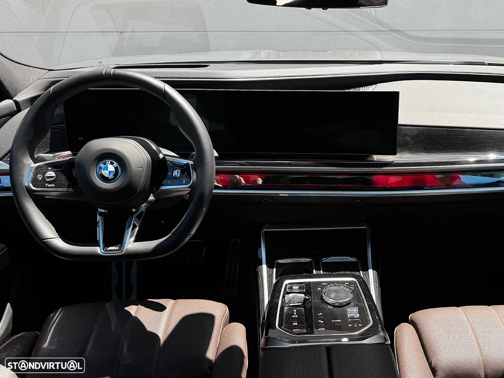 BMW i7 xDrive60 Pack Desportivo M - 7