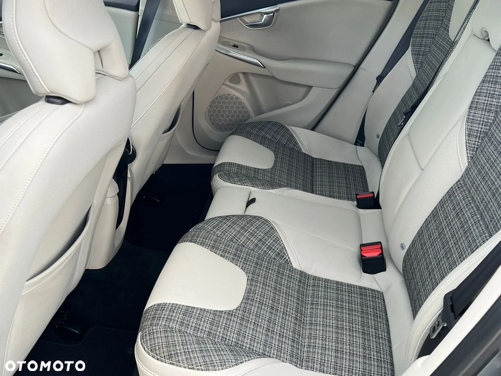 Volvo V40 Cross Country D3 Momentum - 4