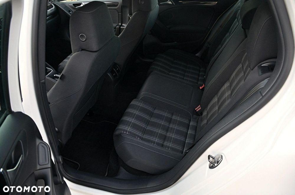 Volkswagen Golf - 18