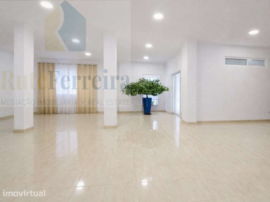 Espaço comercial amplo no rés-do-chão, com duas frentes de loja e e... - Grande imagem: 4/14