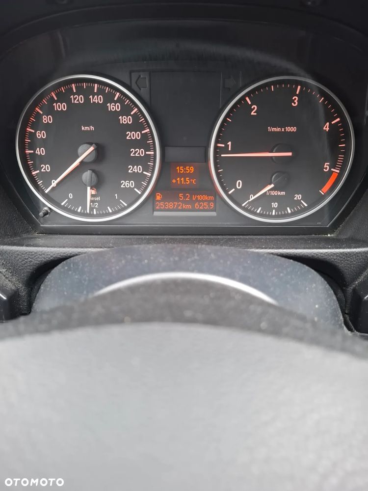 BMW Seria 3 318d DPF Touring - 12