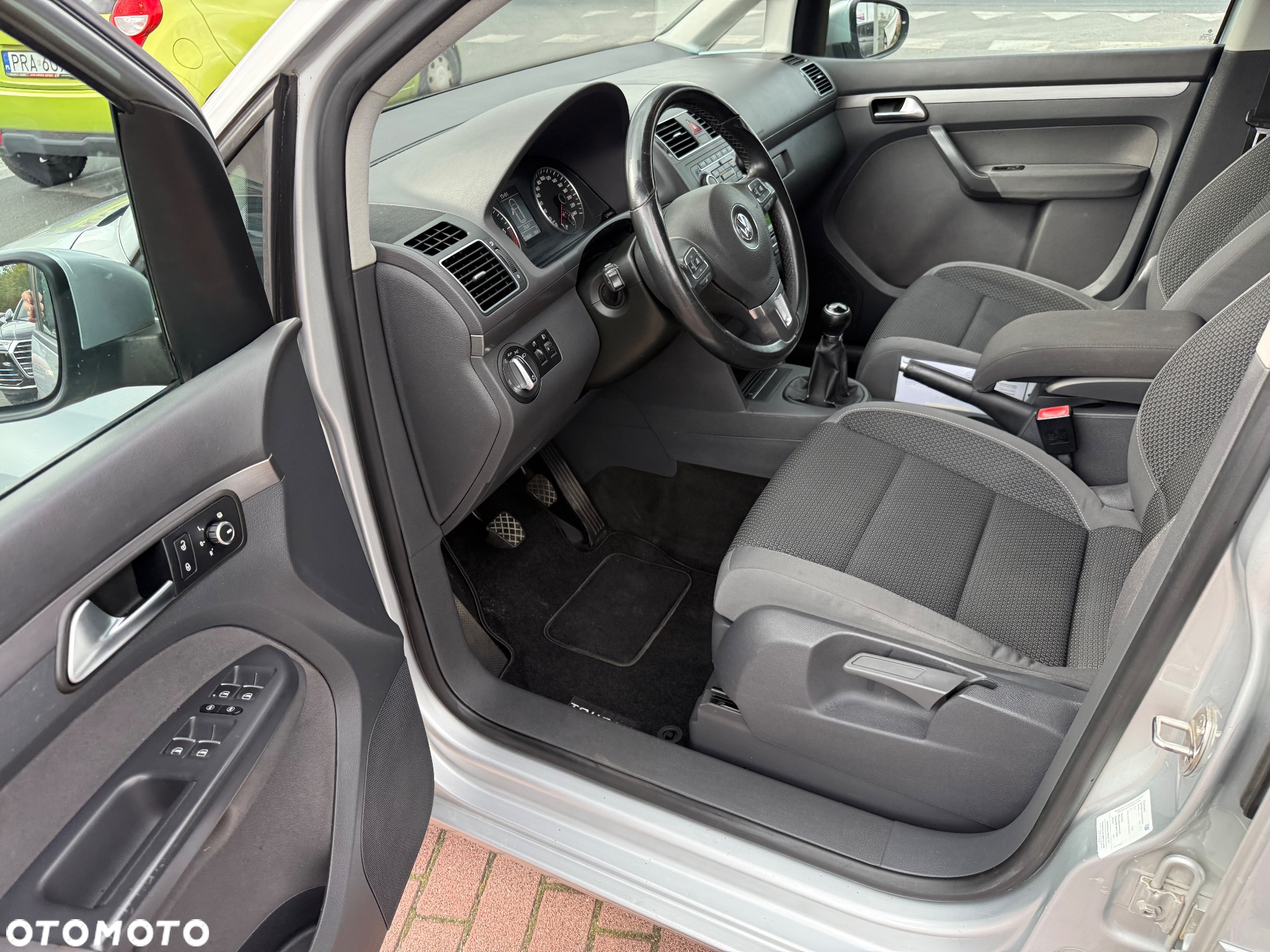 Volkswagen Touran 1.6 TDI DPF BlueMotion Technology Trendline - 11