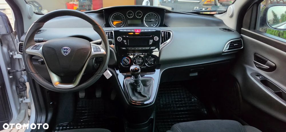 Lancia Ypsilon 1.2 8V Silver - 19