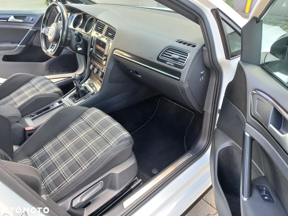 Volkswagen Golf - 30
