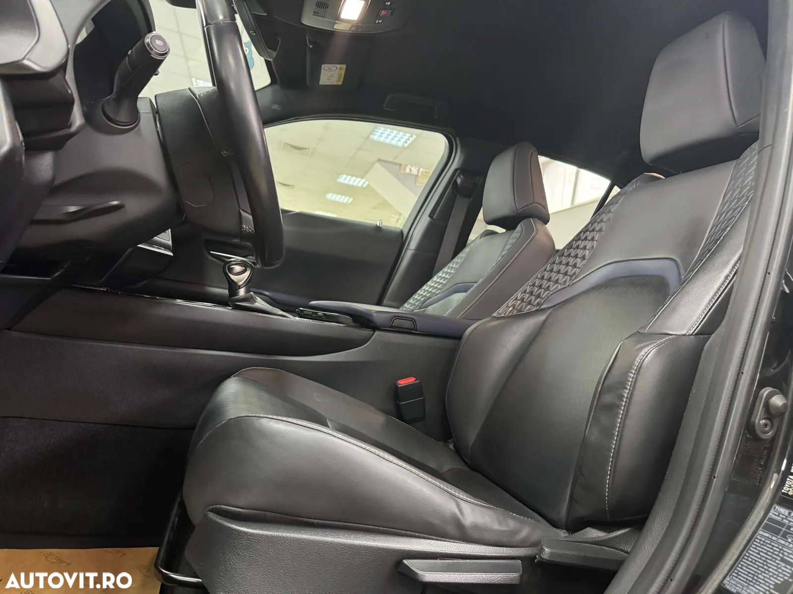 Lexus UX 250h 2.0L HEV 20H- (178 HP) 4X4 CVT Special Edition - 17