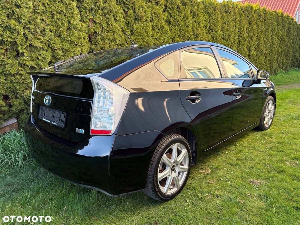 Toyota Prius (Hybrid) - 4