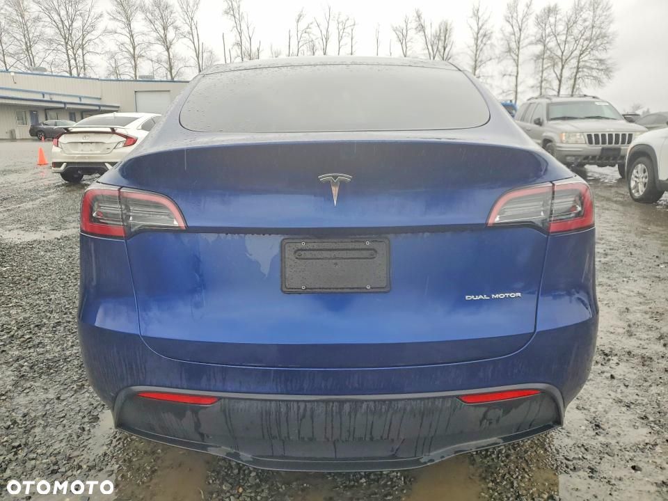 Tesla Model Y - 24