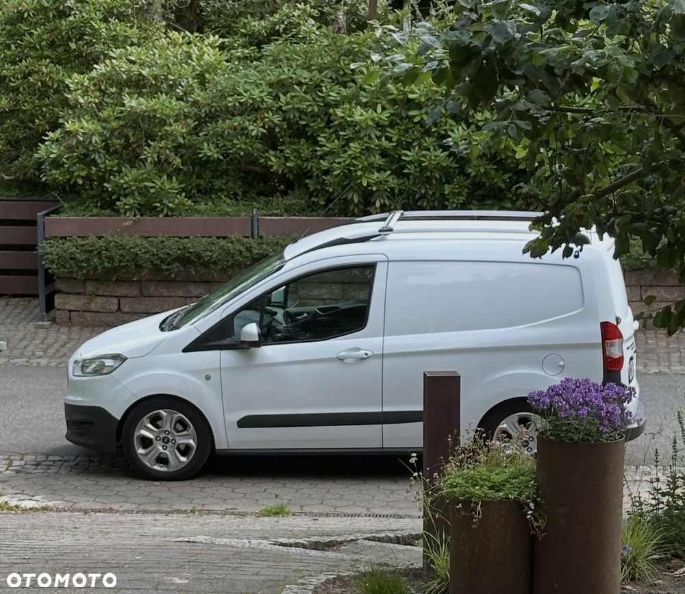 Ford Transit Courier - 23