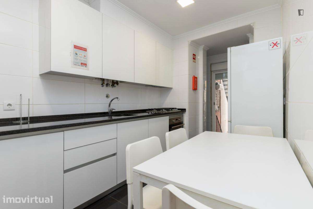 Quarto - localizado em Intendente Lisbon - Grande imagem: 5/17