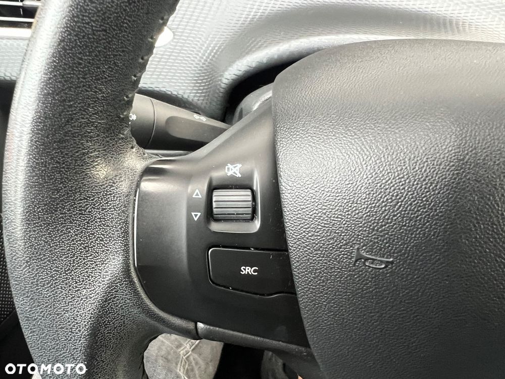 Peugeot 208 - 32