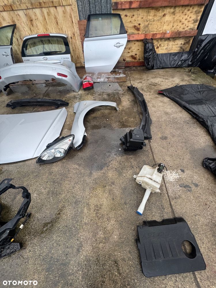 Hyundai i30 srebrny szary kolor 2R XP zderzak przód przedni pas przedni z chłodnicami lampy lampa soczewki soczewka soczewkowe maska srebrna błotnik prawy lewy przedni zbiornik zbiorniczek spryskiwaczy płynu podszybie drzwi szybka prawa lewa przednia tylnia drzwi przednie tylne prawy przód prawy tył przód lewy tył lewy klapa bagażnika bagażnik zderzak tylni tył kombi lampy tył tylnie prawa lewa belka przód przednia belka tylnia tył obudowa filtra powietrza lusterko prawe lewe - 11