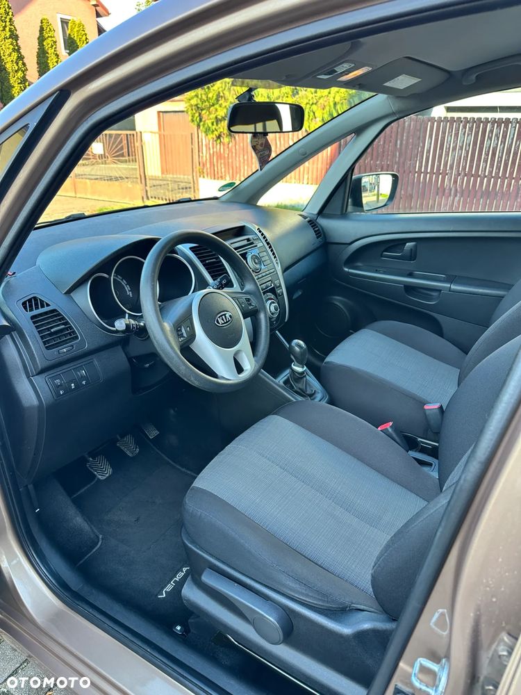 Kia Venga - 11