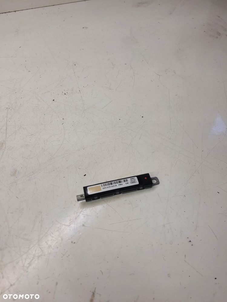 WZMACNIACZ ANTENYOWY GPS AUDI A1 8X0035225D