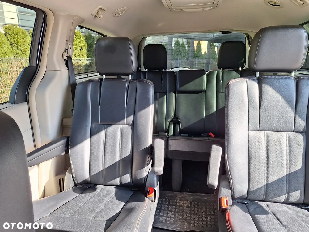 Chrysler Town & Country - 23