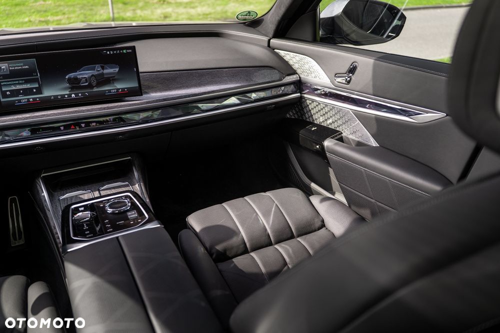 BMW Seria 7 740d xDrive mHEV Nero Lusso Edition sport - 32