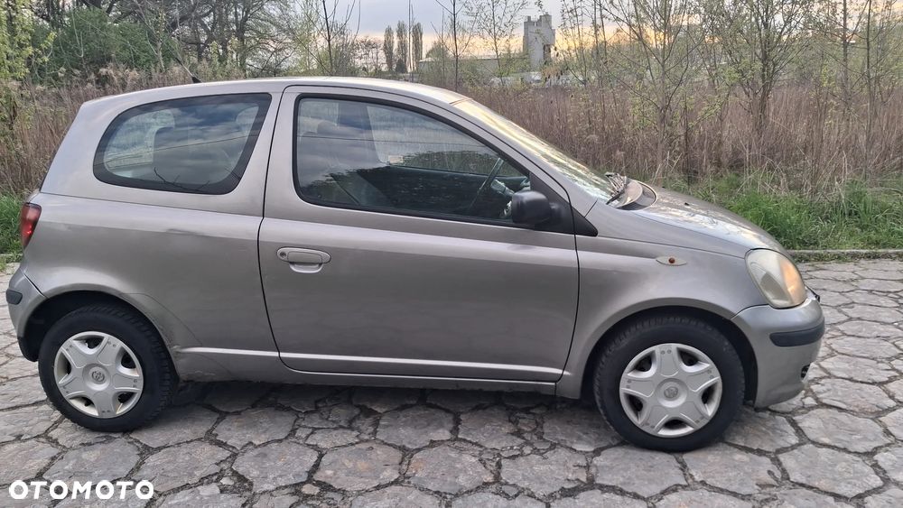Na części Toyota Yaris I LIFT P1 silnik 1.0 1SZ-FE VVY-i lakier 1D2 skrzynia maska zderzak drzwi klapa szyba fotel kanapa lusterko lampa deska GWARANCJA !!! Przód Tył Zestaw Komplet Drzwi Klapa Zderzak Błotnik Maska Grill Atrapa Szyba Pas Lampa Lusterko Boczki Fotel Kanapa Kokpit Deska Rozdzielcza Przełącznik Włącznik Sterownik Przewody Wiązka Instalacja Moduł Komputer Czujnik Listwa Pompa Alternator Wtryski Głowica Rozrusznik Kompresor Sprzęgło Dwumas Silnik  Skrzynia ABS Klimatyzacji Paliwa Wspomagania Kolektor Turbina Przepustnica Zawór Chłodnica Koło Hak Belka Sanki Zawieszenie Mcpherson Półoś Amortyzator Wydech Tłumik Zacisk Most - 7