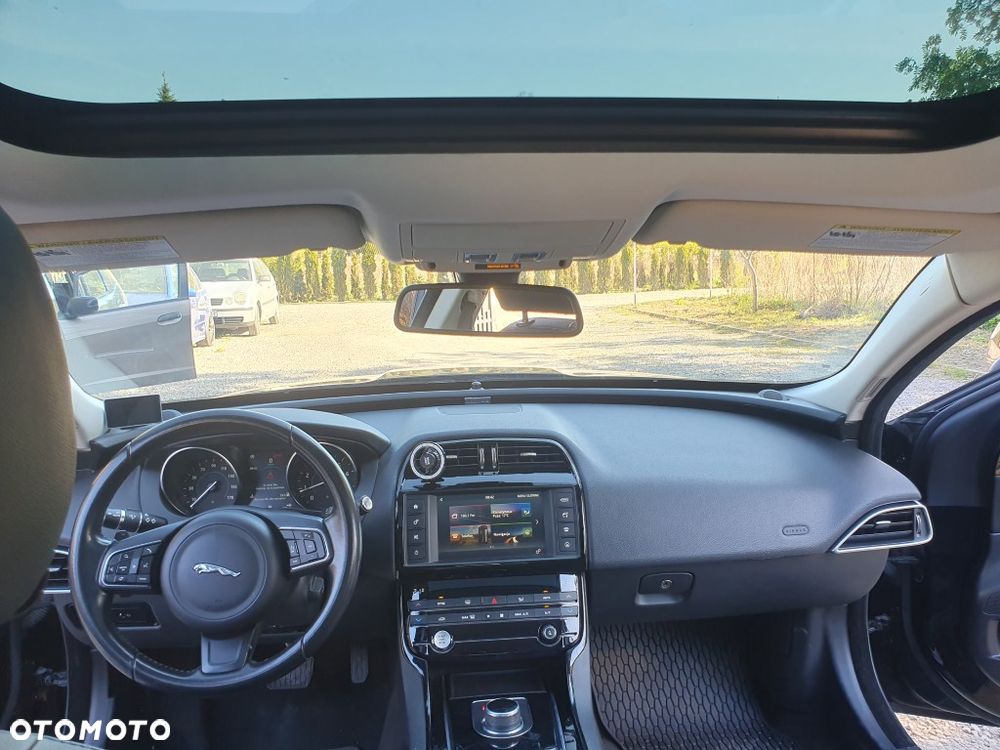 Jaguar XE 2.0 T R-Sport - 12