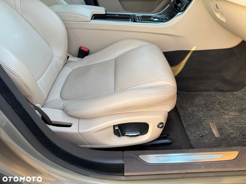 Jaguar XF 20d Portfolio - 22