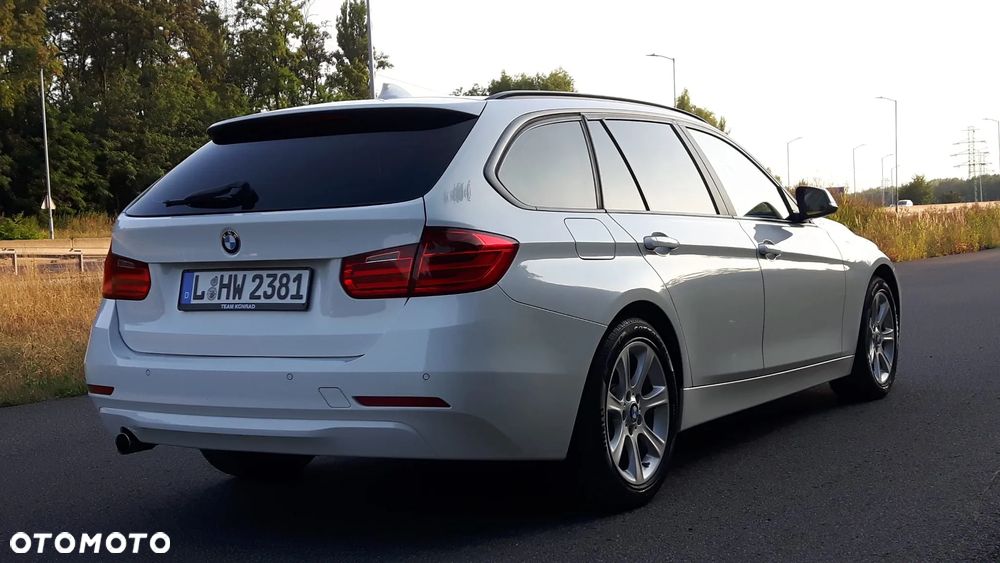 BMW Seria 3 318d xDrive Touring - 3