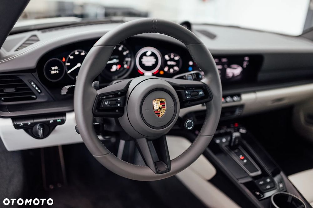 Porsche 911 Carrera GTS - 17