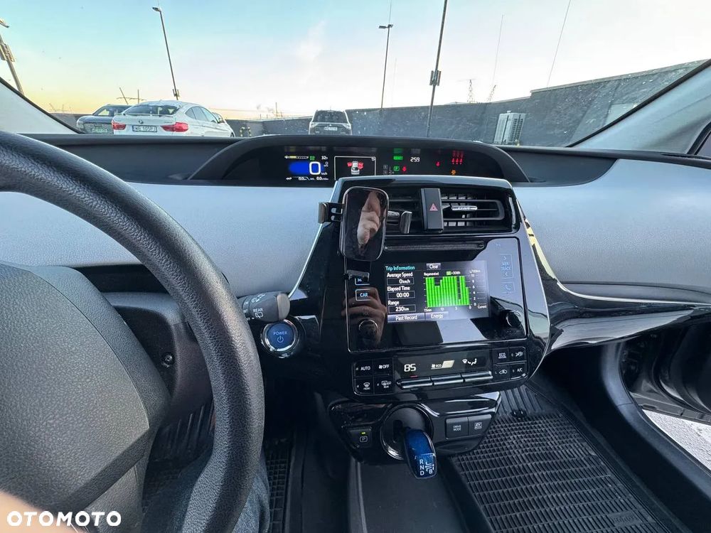 Toyota Prius ver-1-8-hybrid-executive - 11