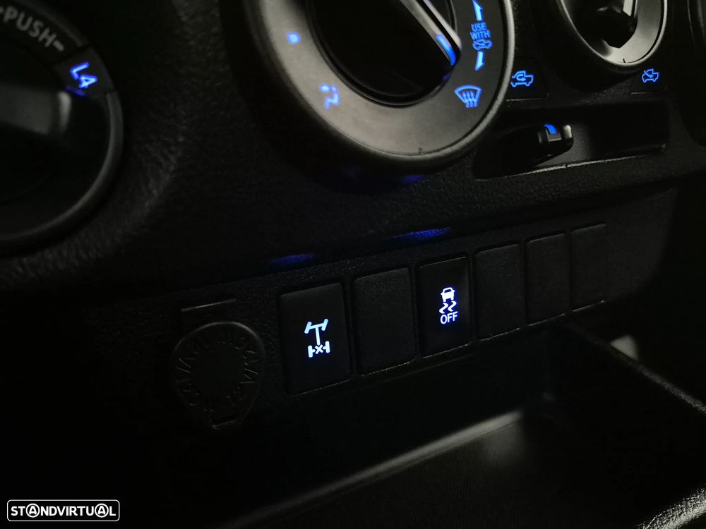 Toyota Hilux 2.4D-4D 4X4 | GARANTIA | NACIONAL - 3 LUG - 2020 - 27