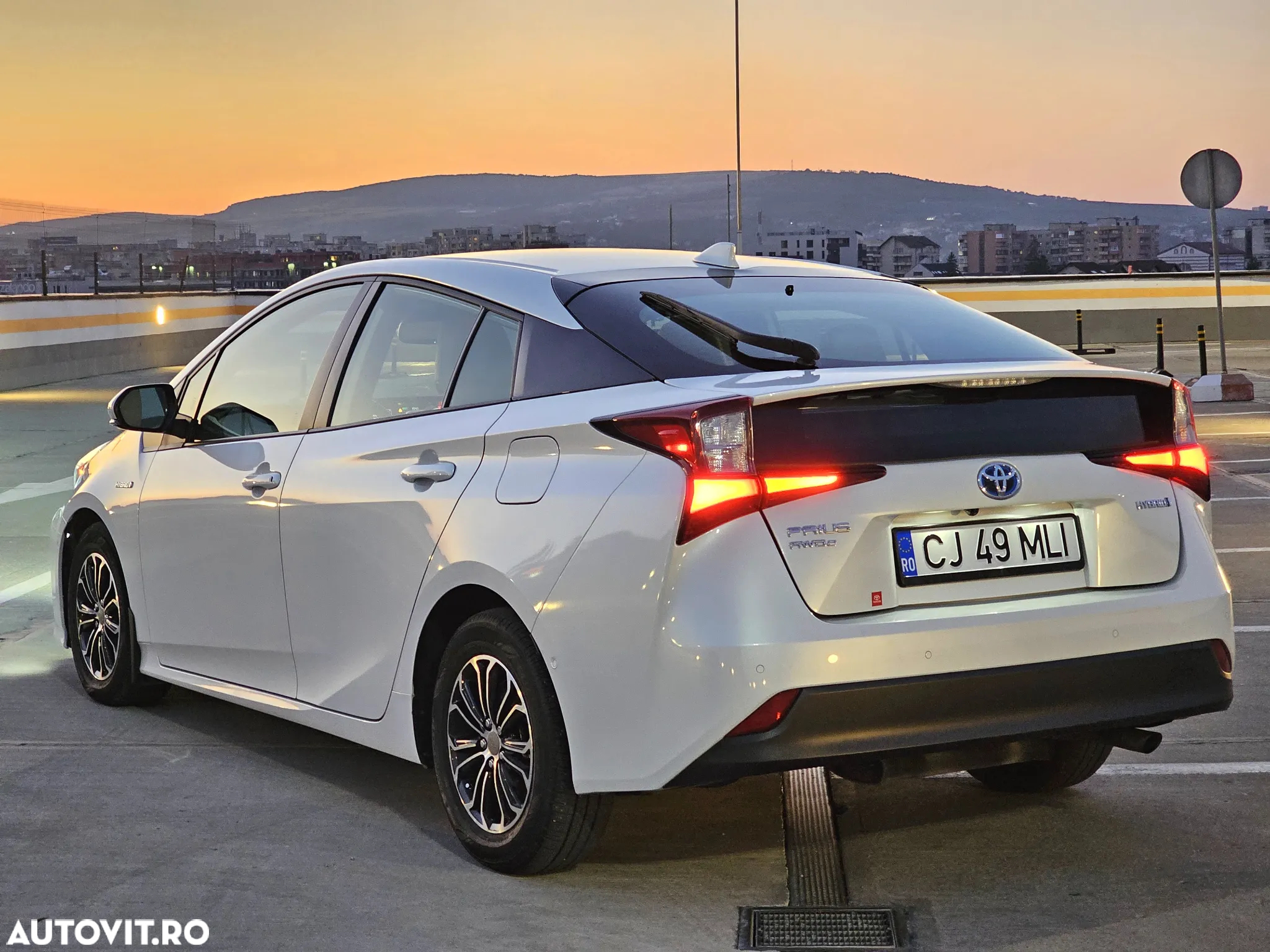 Toyota Prius 1.8 HSD Exclusive Plus - 2