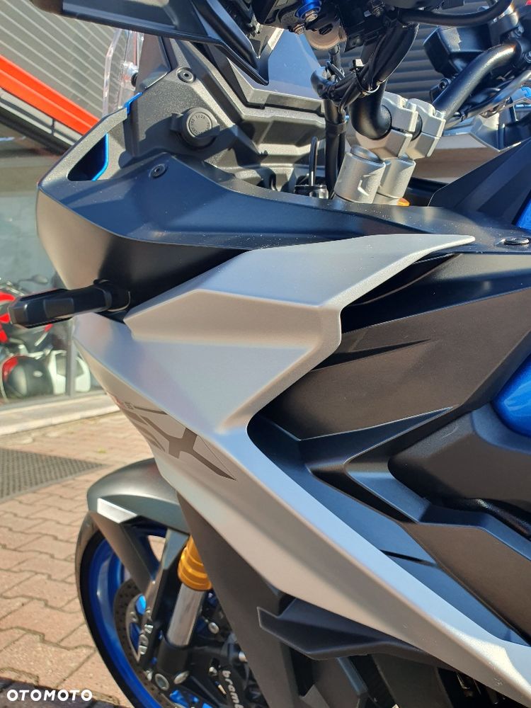 Suzuki GSX - 16