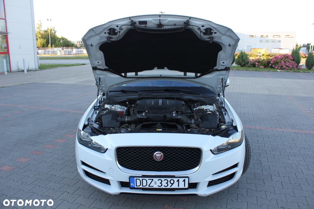 Jaguar XE S - 32