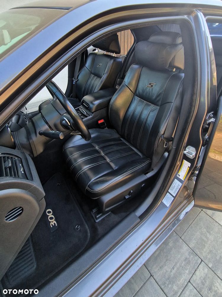 Chrysler 300s - 13