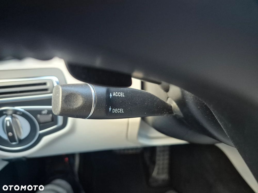 Mercedes-Benz Klasa C 300 9G-TRONIC AMG Line - 31