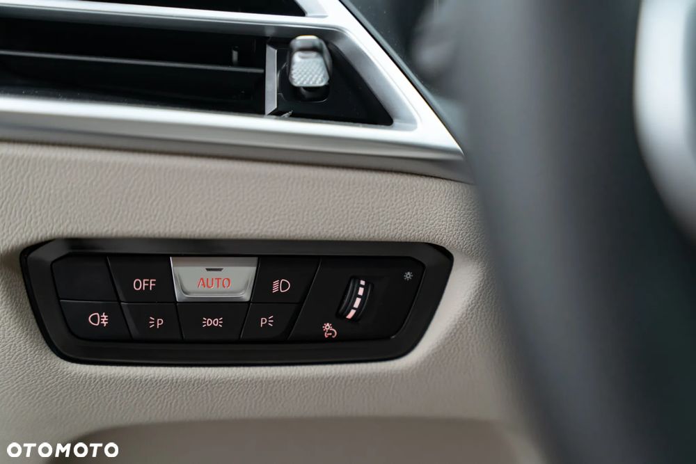 BMW Seria 3 330i xDrive M Sport - 29