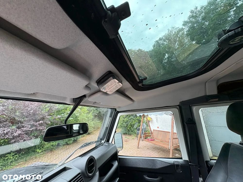 Land Rover Defender 110 SE - 33