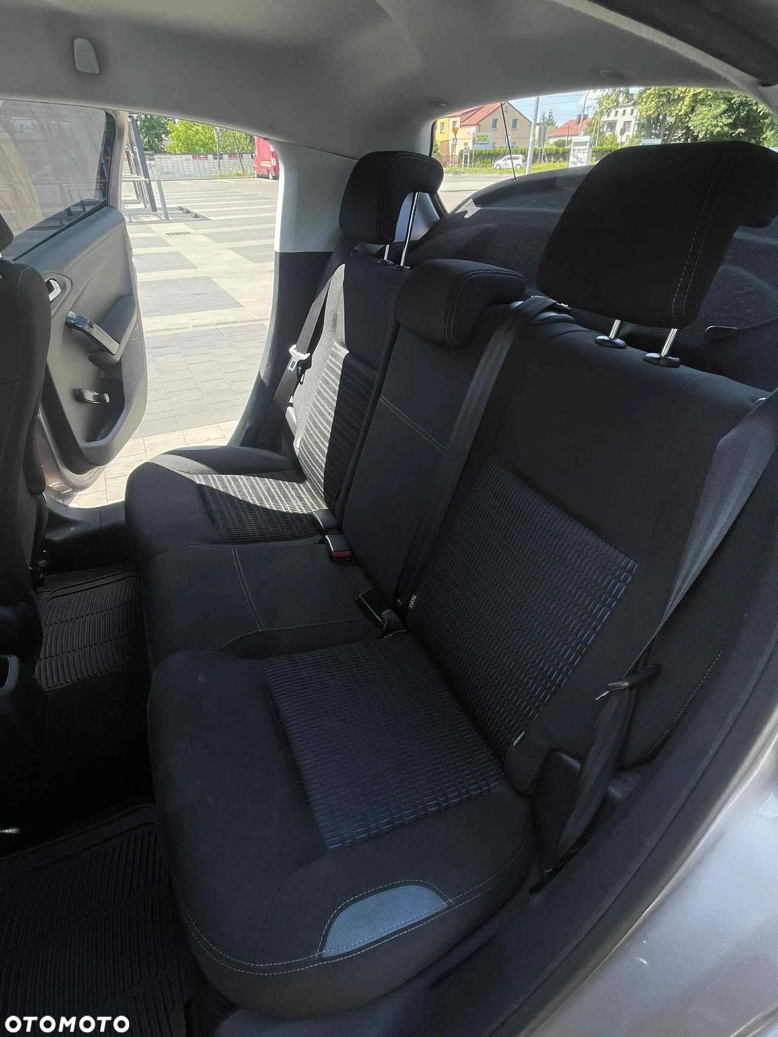 Peugeot 208 - 24