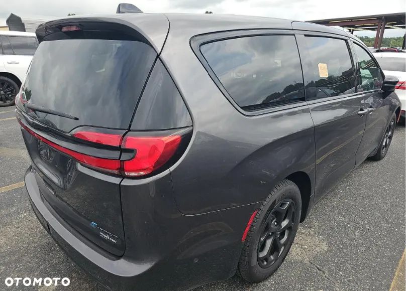 Chrysler Pacifica - 4