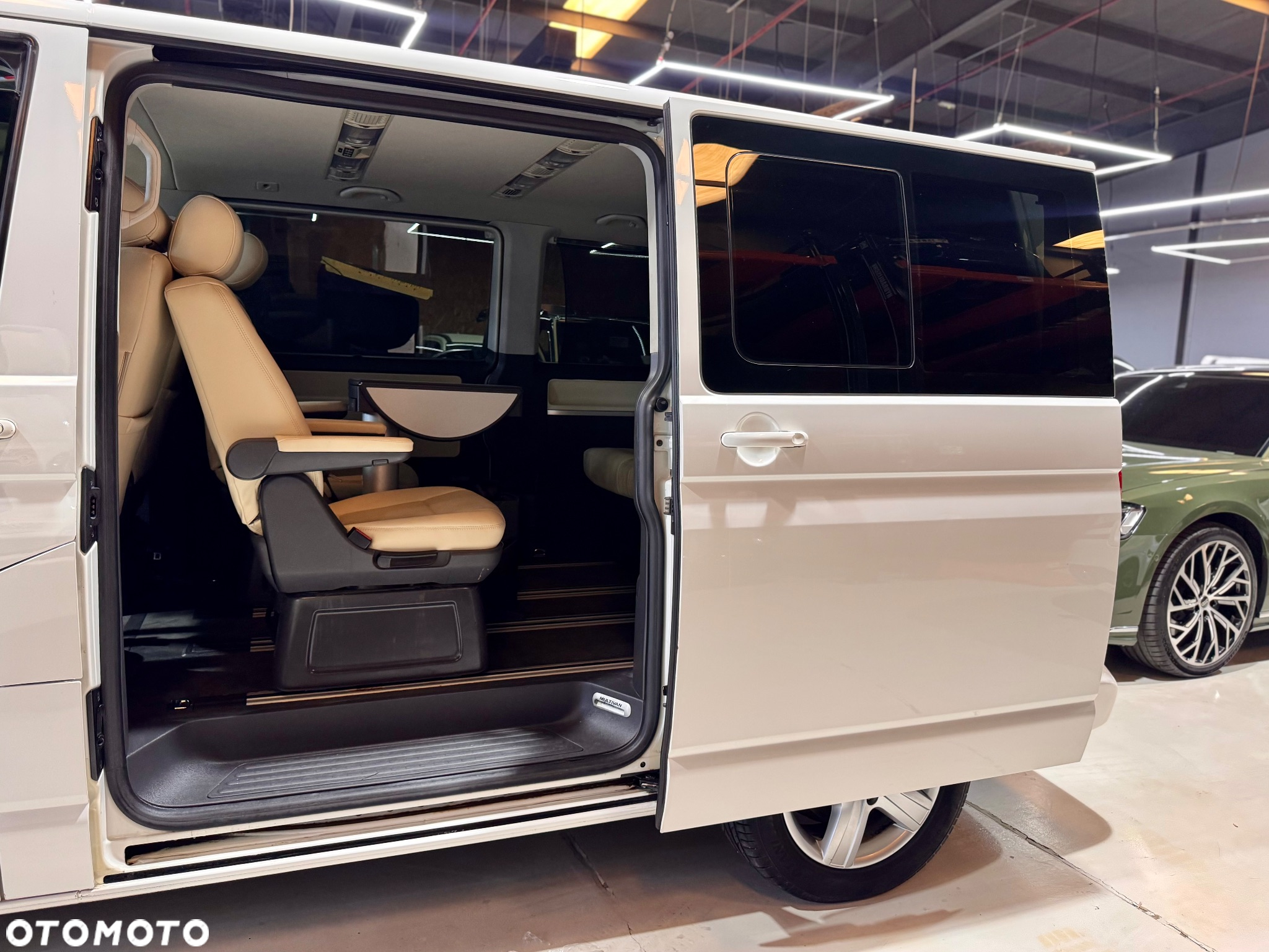 Volkswagen Multivan - 25