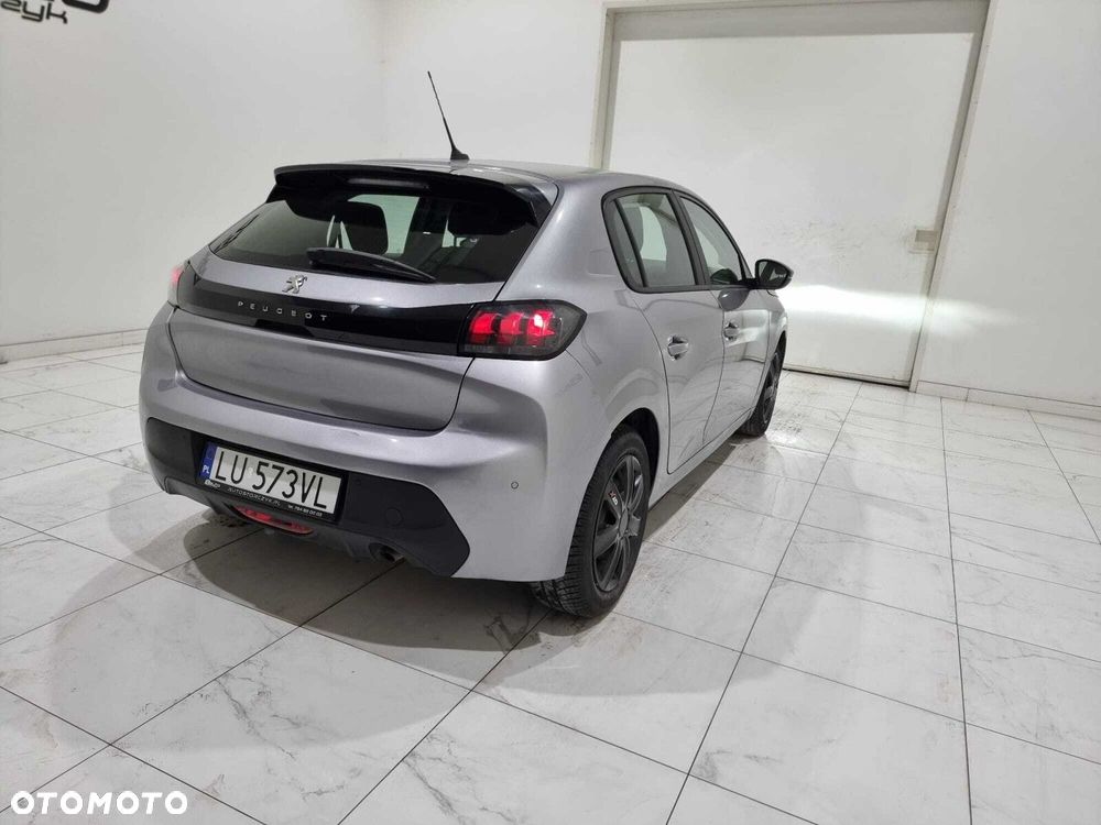 Peugeot 208 - 8
