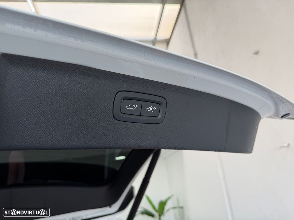 Volvo XC 90 2.0 B5 Momentum Plus AWD - 32