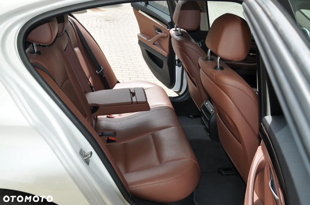BMW Seria 5 535i xDrive - 28
