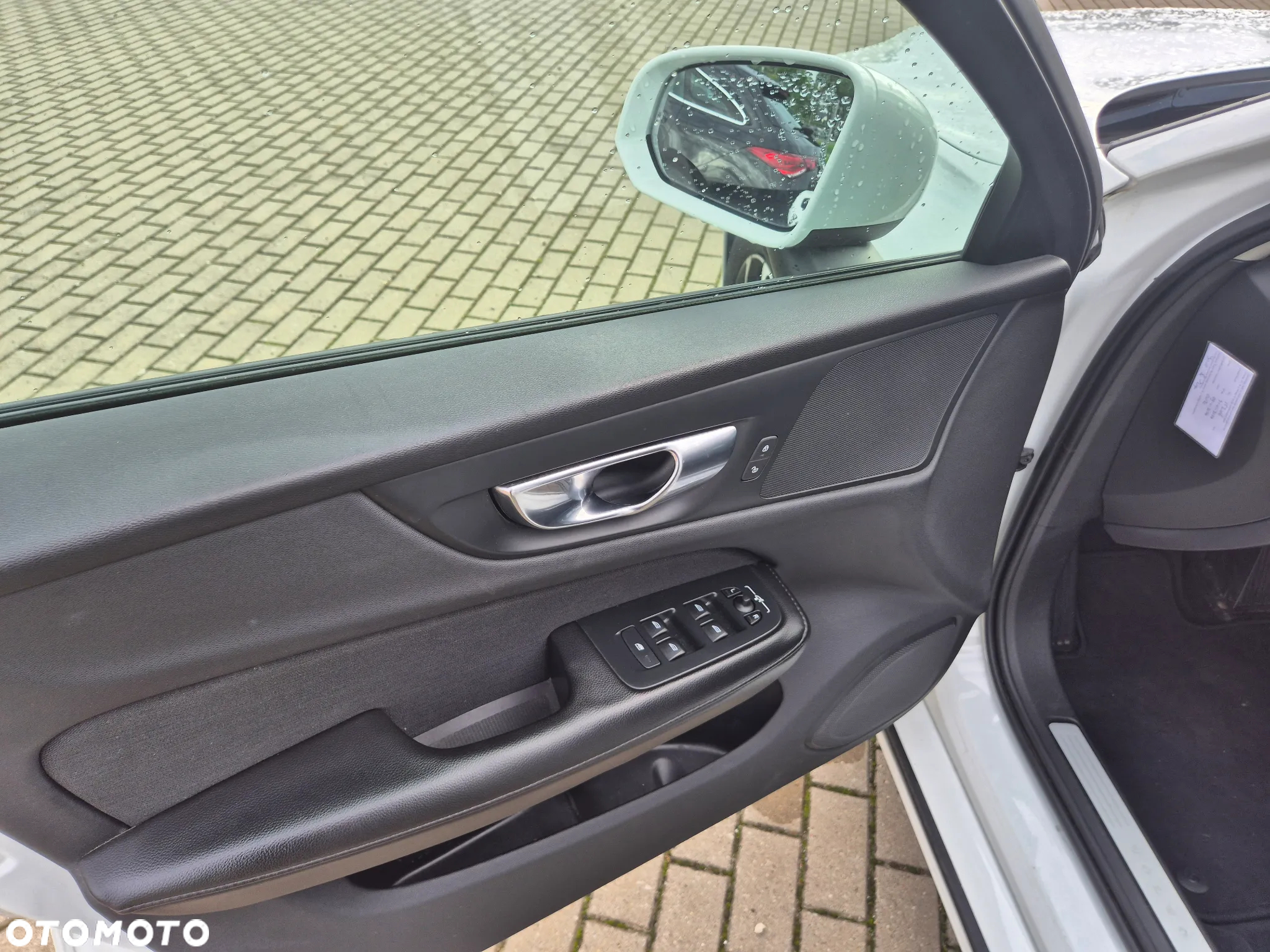 Volvo V60 B3 B DKG Momentum - 26