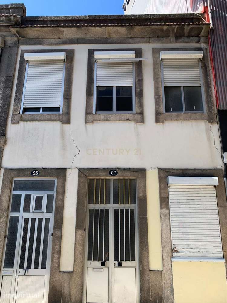 Prédio para Remodelar no Centro do Porto | 4 entradas independentes | - Grande imagem: 2/31