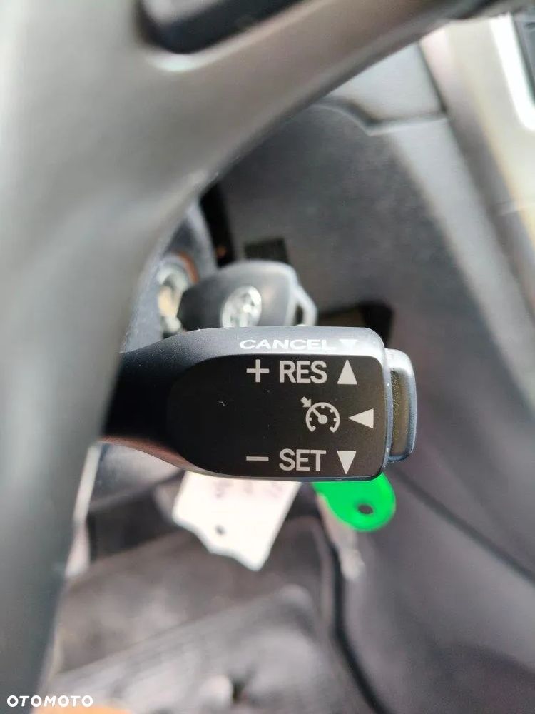 Toyota Avensis 1.8 Sol plus NAVI - 25
