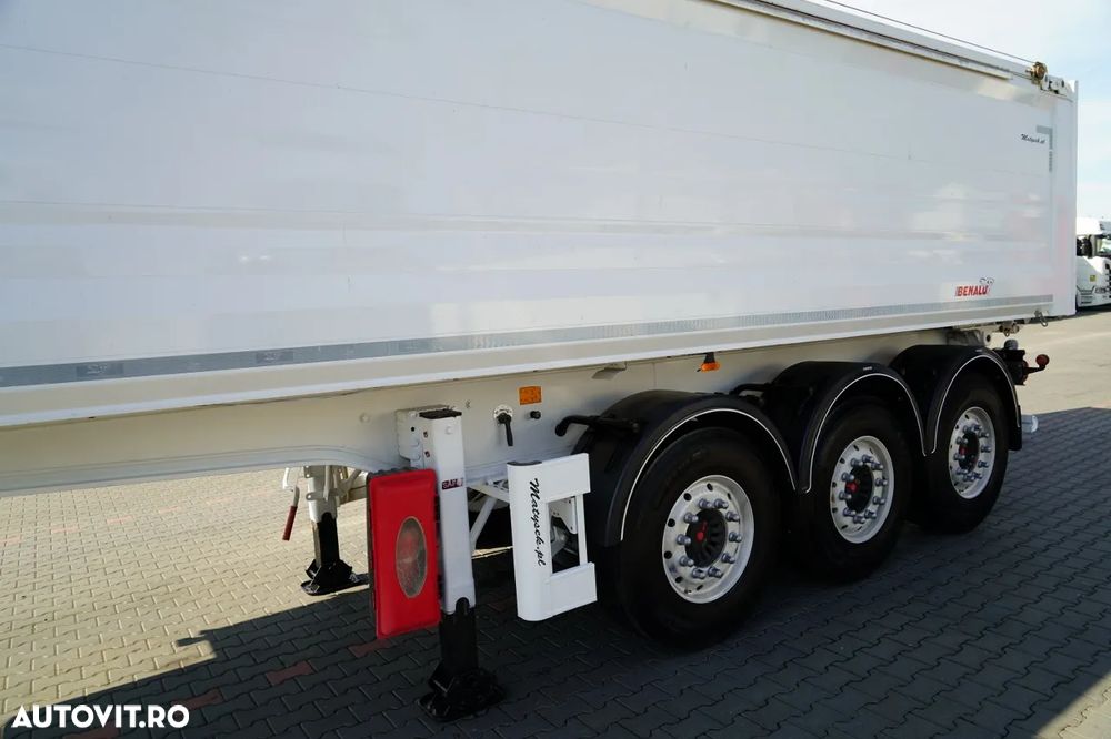 Benalu BASCĂ/ 30 m³ / ALUMINIU / AXĂ RIDICATĂ / GREUTATE: 5.100 KG / SAF / JANTE DIN ALIAJ / - 12