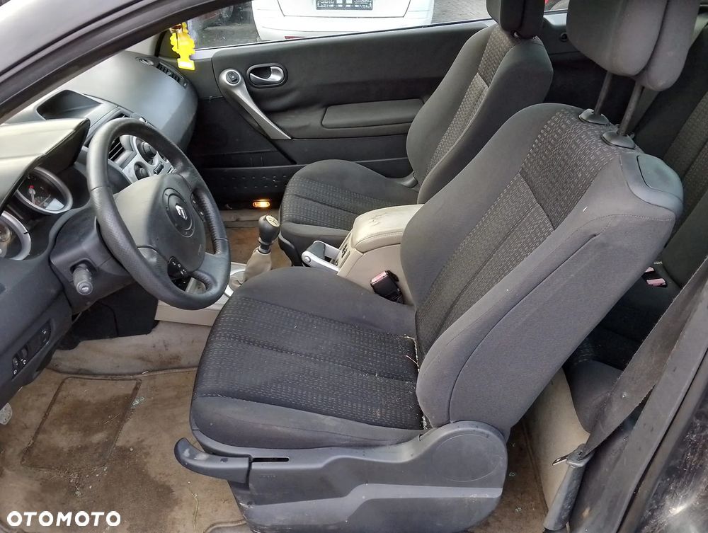 Renault Megane II CC (03-06r.) 1.9 DCI 130KM. Silnik F9Q804 Skrzynia ND0008 lakier TEB66 (TEB 66). Cały na części. GWARANCJA !!!  Przód Tył Zestaw Komplet Drzwi Klapa Zderzak Błotnik Maska Grill Atrapa Szyba Pas Lampa Lusterko Boczki Fotel Kanapa Kokpit Deska Rozdzielcza Przełącznik Włącznik Sterownik Przewody Wiązka Instalacja Moduł Komputer Czujnik Listwa Pompa Alternator Wtryski Głowica Rozrusznik Kompresor Sprzęgło Dwumas Silnik Skrzynia ABS Klimatyzacji Paliwa Wspomagania Kolektor Turbina Przepustnica Zawór Chłodnica Koło Hak Belka Sanki Zawieszenie Mcpherson Półoś Amortyzator Wydech Tłumik Zacisk Most - 8