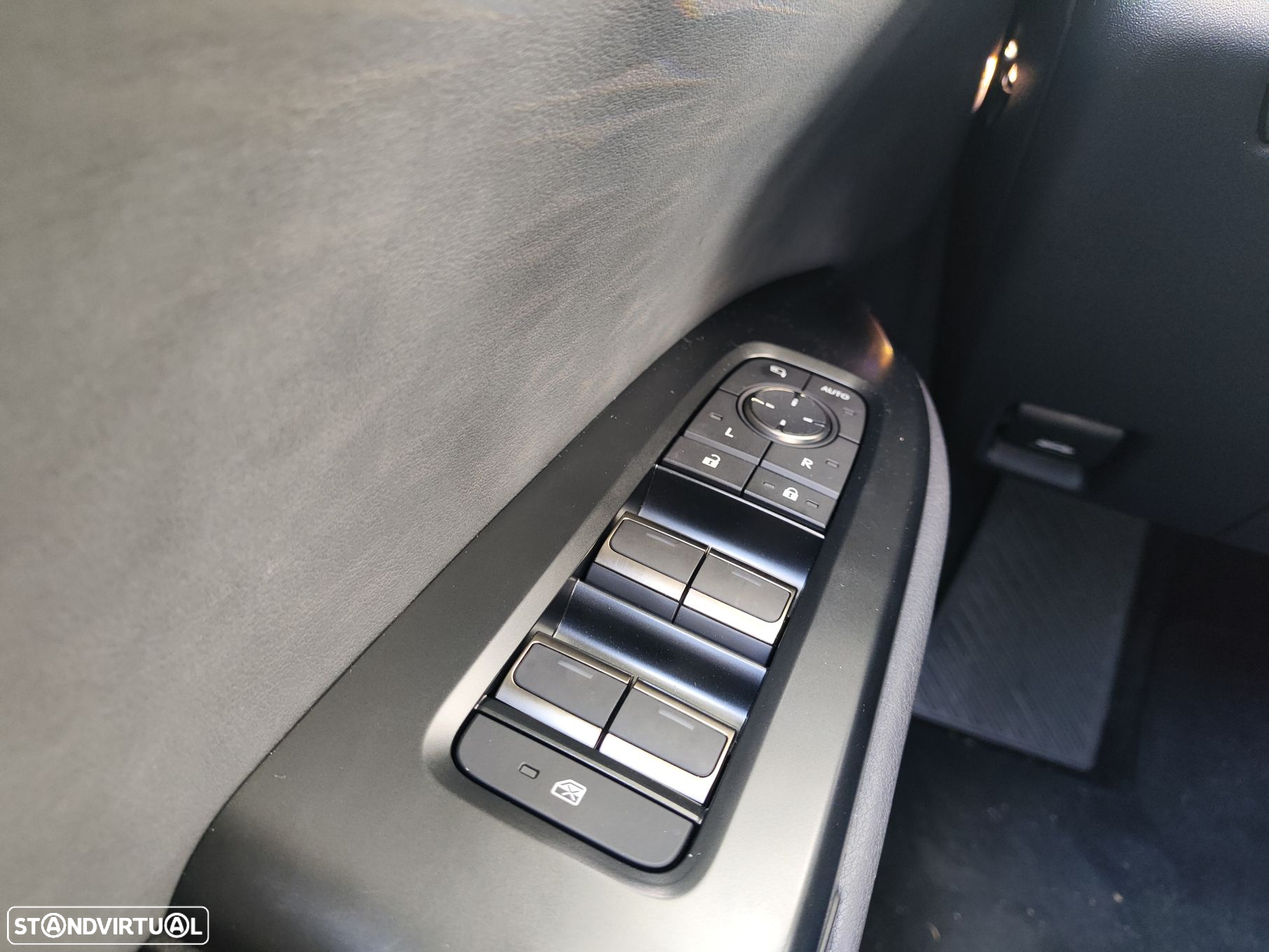 Lexus rz-450e Premium Monotone c/ mala elétrica - 25