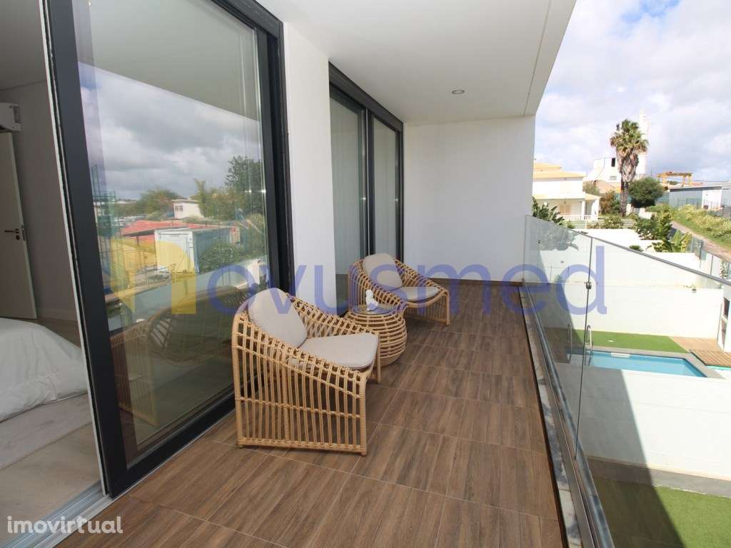 Moradia T3 em zona tranquila nas Ferreiras, Albufeira - Grande imagem: 2/44