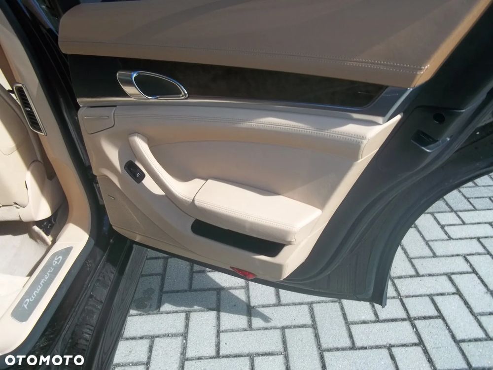 Porsche Panamera 4S - 9