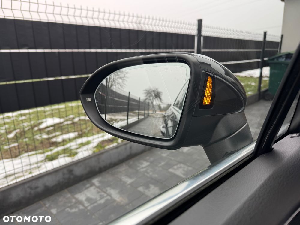 Volkswagen Passat Variant 2.0 TDI SCR DSG 4Motion Elegance - 38